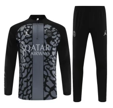 Bambino Paris Saint-Germain Tute Felpe da Allenamento 2023/24 - 1-4 Zip Nero Camouflage Bambino Paris Saint-Germain Tute Felpe da Allenamento 2023/24 - 1-4 Zip Nero Camouflage