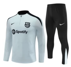 FC Barcelona Tute Felpe da Allenamento Bambino 2024/25 - 1-4 Zip Grigio FC Barcelona Tute Felpe da Allenamento Bambino 2024/25 - 1-4 Zip Grigio