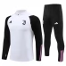 Juventus Tute Felpe da Allenamento 2023/24 - 1-4 Zip Bianco Nero Juventus Tute Felpe da Allenamento 2023/24 - 1-4 Zip Bianco Nero