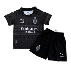 Maglia AC Milan Bambino Divisa Prima Fourth Pleasures Dark 2023/24 Maglia AC Milan Bambino Divisa Prima Fourth Pleasures Dark 2023/24