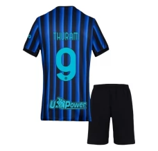 Maglia Inter Milan Thuram 9 Bambino Divisa Prima 2025/26 Maglia Inter Milan Thuram 9 Bambino Divisa Prima 2025/26