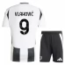 Maglia Juventus FC Vlahović 9 Bambino Divisa Prima 2024/25 Maglia Juventus FC Vlahović 9 Bambino Divisa Prima 2024/25