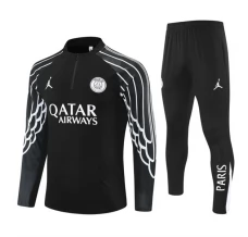 Paris Saint Germain Tute Felpe da Allenamento Bambino 2025/26 - 1-4 Zip Nero Champions League Paris Saint Germain Tute Felpe da Allenamento Bambino 2025/26 - 1-4 Zip Nero Champions League